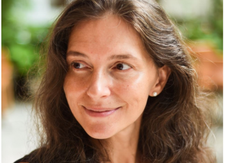 Jelenu je sestra posle majčine smrti ostavila u sirotištu i nikad se nije vratila po nju: Godinama kasnije stiže poziv koji je razorio na komade