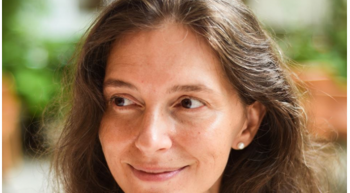 Jelenu je sestra posle majčine smrti ostavila u sirotištu i nikad se nije vratila po nju: Godinama kasnije stiže poziv koji je razorio na komade