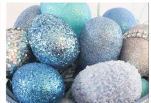 Zaboravite na lukovinu, travu i čarape: Ovog Uskrsa hit su svetlucava jaja, a treba vam samo 1 namirnica