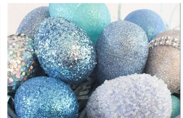 Zaboravite na lukovinu, travu i čarape: Ovog Uskrsa hit su svetlucava jaja, a treba vam samo 1 namirnica