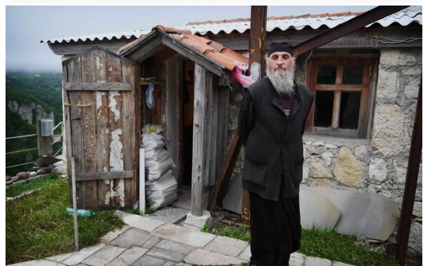 Kada vam neka osoba čini zlo i nanosi vam veliku bol, uradite samo ovu stvar i ponovo ćete naći svoj put ka sreći: Moćan savet monaha sa Svete Gore