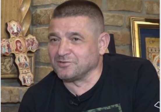 Drugu ženu upoznao ispred menjačnice i odmah je poljubio: Baja Mali Knindža ima 6 dece – evo kako izgledaju i čime se bave