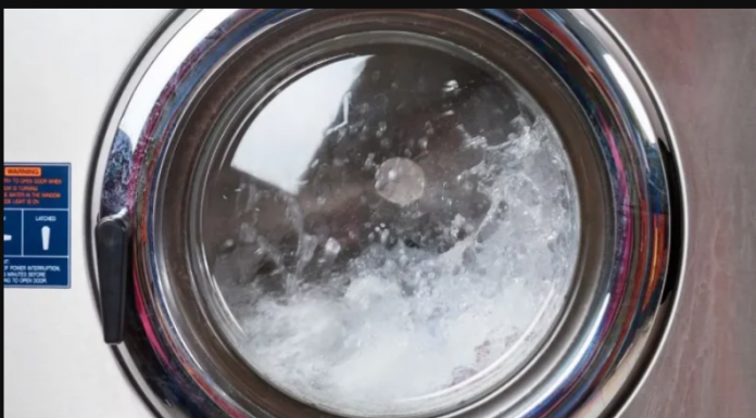 Ulijem 3 čaše u veš mašinu i stavim pranje na 90 stupnjeva: Nakon 2 sata veš mašina je KAO NOVA!