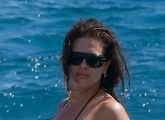 Ima 100 kg, a u providnoj haljini izgleda kao boginja! Vidi se celulit, gaćice i veći stomak, a kažu da nema lepše žene