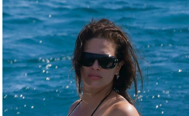 Ima 100 kg, a u providnoj haljini izgleda kao boginja! Vidi se celulit, gaćice i veći stomak, a kažu da nema lepše žene