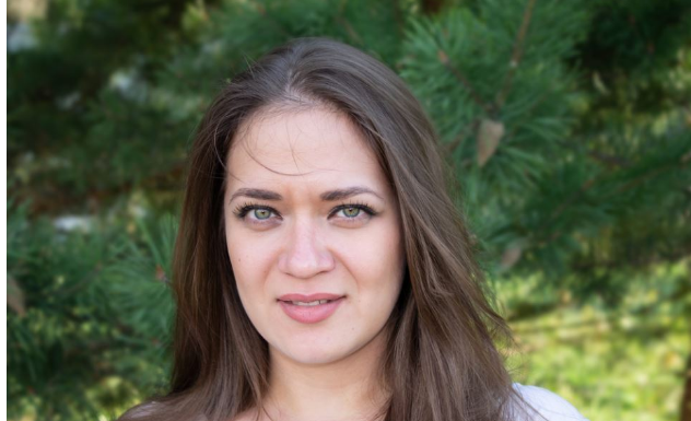 Čistila sam kuću i pronašla fasciklu koja mi je promenila život iz korena: Tajna koju su muž i svekrva 3 godine skrivali me je razorila