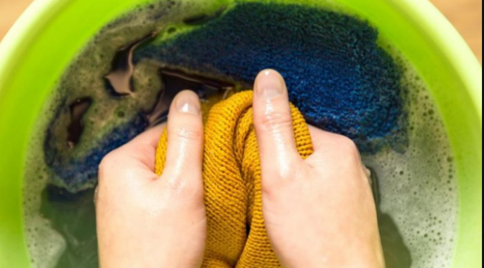 OVA SMESA SKIDA NAJTVDOKORNIJE FLEKE SA ODEĆE: Trik koji mnoge domaćice NE ZNAJU