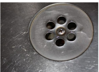 SMRDI VAM IZ KUPATILA KADA PADA KIŠA? Samo ubacite 1 sitnicu iz kuhinje u odvod i rešite problem