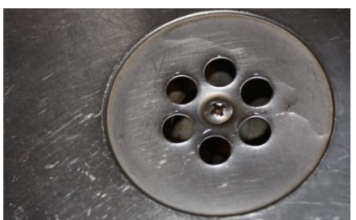 SMRDI VAM IZ KUPATILA KADA PADA KIŠA? Samo ubacite 1 sitnicu iz kuhinje u odvod i rešite problem