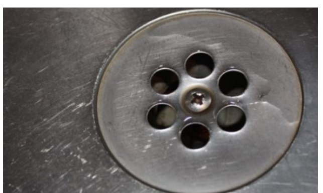 SMRDI VAM IZ KUPATILA KADA PADA KIŠA? Samo ubacite 1 sitnicu iz kuhinje u odvod i rešite problem