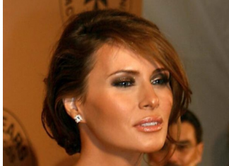 Melanija Tramp u bikiniju je kao boginja, ima 54 a zgodnija od duplo mlađih cura: Kune se u 1 vežbu za savršene obline