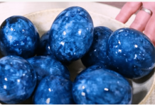 ŽENA OFARBALA JAJA NA POTPUNO PRIRODAN NAČIN I ODUŠEVILA: Za “Zvezdano nebo” su vam potrebna samo ova 2 čaja