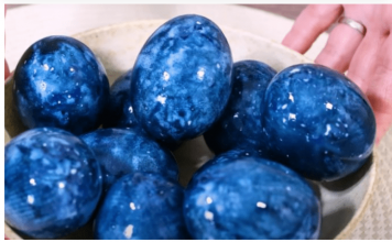 ŽENA OFARBALA JAJA NA POTPUNO PRIRODAN NAČIN I ODUŠEVILA: Za “Zvezdano nebo” su vam potrebna samo ova 2 čaja