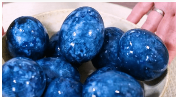 ŽENA OFARBALA JAJA NA POTPUNO PRIRODAN NAČIN I ODUŠEVILA: Za “Zvezdano nebo” su vam potrebna samo ova 2 čaja