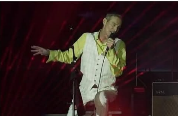 SA DRENOM U PLUĆIMA IZAŠAO JE DA OTPEVA POSLEDNJI KONCERT: Dok su lekari čekali iza bine, publika je grcala u suzama