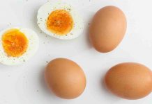 Genijalna caka da vam jaja više ne pucaju: Samo dodajte 1 sastojak u vodu u kojoj ih kuhate