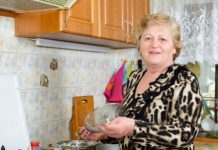 U inostranstvu smo radili 40 godina da sinu podignemo kuću: Sad njegova tašta mene i muža dočekuje kao goste u našoj kući