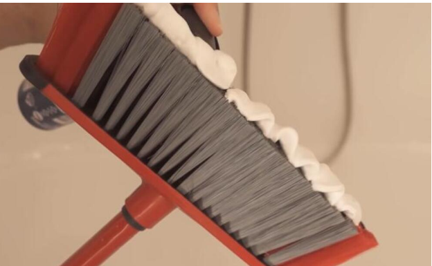 NANELA JE OVU SMESU NA METLU I URADILA OVO, LJUDI ODUŠEVLJENI: Sada je svi KOPIRAJU, a i vi ćete kad VIDITE (VIDEO)