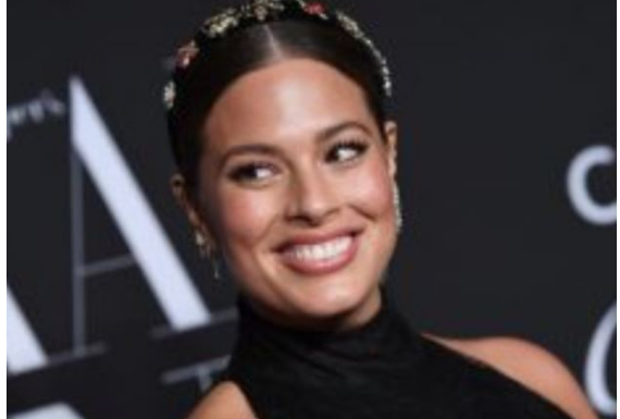 Žena sa savršenim telom, 90 kilograma upakovala u najlepšu haljinu svih vremena: Ovo može samo dama koja obožava sebe