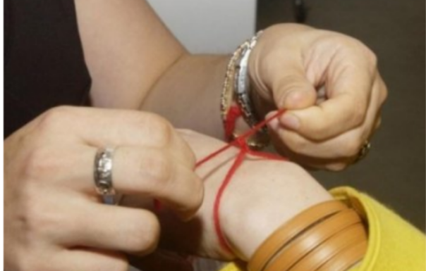 MNOGI NOSE CRVENI KONAC OKO RUKE, A NEMAJU POJMA ŠTA TO ZNAČI: Evo šta on simbolizuje