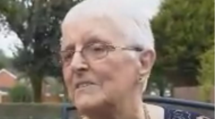 Tražila je uporno brata decenijama, pa od njega dobila poruku na Fejsbuku nakon 60 godina: Kada je saznala ko je on zapravo, zanemela zbog neverovatne istine