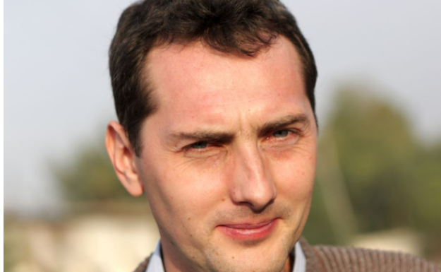 Ovaj Bosanac zbog svog imena hit na Balkanu: Pop nije hteo da mu krsti decu kad je čuo kako se zove, policija mu prašta prekršaje, tek da vidite imena braće