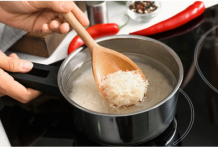 Stavite ovo u vodu dok kuvate pirinač: Biće savršeno rastresit i više se nikad neće lepiti za šerpu