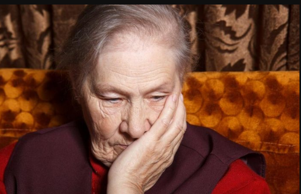 “RADIJE BIH UMRLA OD GLADI NEGO DINAR UZELA OD SVOJE DECE”: Baka Zora muku muči sa sinovima i ćerkom, prave joj pakao od života