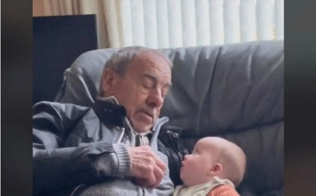 OSTAVILI SU BEBU NA TRENUTAK SA DEDOM: Kada su se vratili nisu mogli da vjeruju šta su zatekli!(VIDEO)