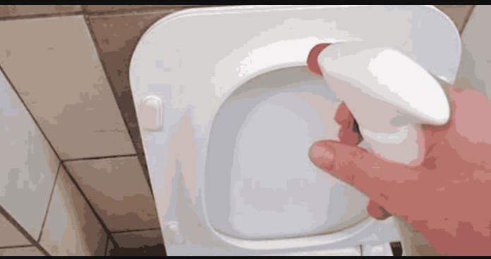 POPRSKAJTE ovo po dasci vaše WC šolje i ona će zasijati kao nova: Žute mrlje i prljavština će nestati TRENUTNO!