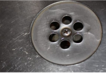 SMRDI VAM IZ KUPATILA KADA PADA KIŠA? Samo ubacite 1 sitnicu iz kuhinje u odvod i rešite problem