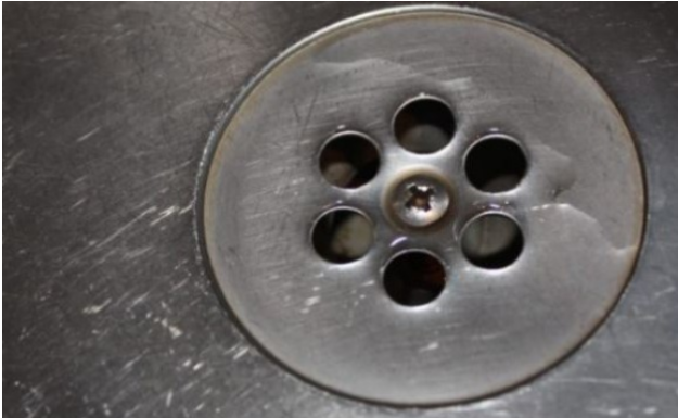 SMRDI VAM IZ KUPATILA KADA PADA KIŠA? Samo ubacite 1 sitnicu iz kuhinje u odvod i rešite problem