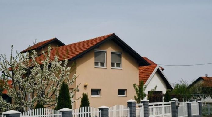 Čovek nije znao da 7 godina NE ŽIVI SAM u kući: Slučajno našao tajna vrata, a onda…