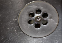 SMRDI VAM IZ KUPATILA KADA PADA KIŠA? Samo ubacite 1 sitnicu iz kuhinje u odvod i rešite problem