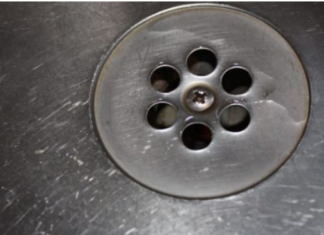 SMRDI VAM IZ KUPATILA KADA PADA KIŠA? Samo ubacite 1 sitnicu iz kuhinje u odvod i rešite problem