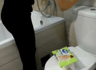 ŽENA SIPALA OVO U VODOKOTLIĆ I IZAZVALA BURU NA INTERNETU: Kupatilo joj miriše mjesecima, a trik nikad prostiji