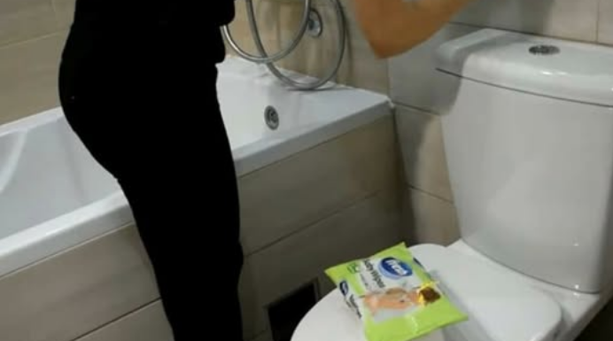 ŽENA SIPALA OVO U VODOKOTLIĆ I IZAZVALA BURU NA INTERNETU: Kupatilo joj miriše mjesecima, a trik nikad prostiji