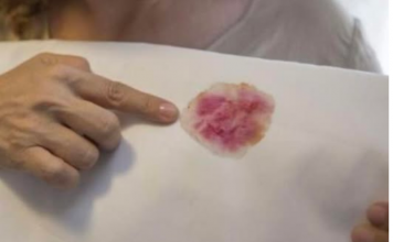 NIKADA SE NE BISTE SJETILI OVOGA: Sve fleke sa odjeće skida JEDNO SREDSTVO koje svi IMAMO kod kuće