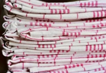 Izbijelite kuhinjske krpe bez otkuhavanja i veš mašine: Trik naših baka uz koji će zablistati kao da su nove