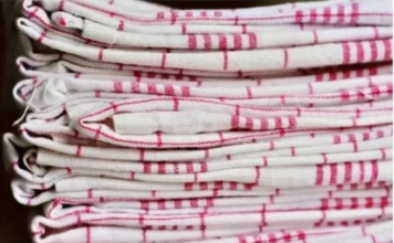 Izbijelite kuhinjske krpe bez otkuhavanja i veš mašine: Trik naših baka uz koji će zablistati kao da su nove