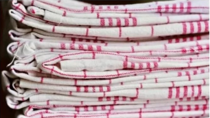 Izbijelite kuhinjske krpe bez otkuhavanja i veš mašine: Trik naših baka uz koji će zablistati kao da su nove