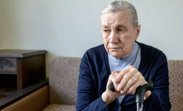 “Poslednji dinar sam dala deci, a oni me smestili u dom, neće više ni da me pogledaju”: Radmila svako veče plače i pita se gde je pogrešila