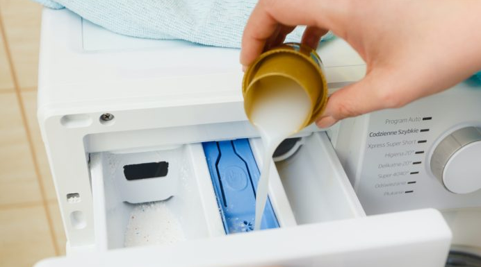 OMEKŠIVAČ SIPAJTE OVAKO I VEŠ ĆE MIRISATI 7 DANA