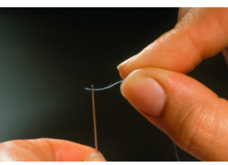 Četiri MILIONA ljudi ZAPREPASTIO je snimak koji pokazuje da cijeli život POGREŠNO uvlače konac u iglu! A možemo to da uradimo za SEKUND i to SMIJEŠNO lako