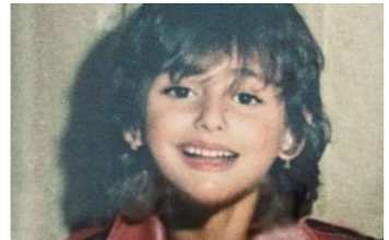 Samo je oči odaju: Ni za sto života nećete pogoditi ko je pjevačica sa slike! (Foto)