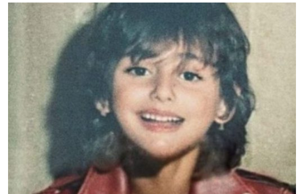 Samo je oči odaju: Ni za sto života nećete pogoditi ko je pjevačica sa slike! (Foto)