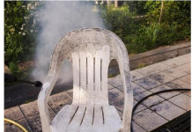 NAJLAKŠI NAČIN PRANJA BIJELIH PLASTIČNIH STOLICA: Potrebno je SAMO da pomiješate JEDAN SASTOJAK sa vodom i FLEKE NESTAJU ZAČAS