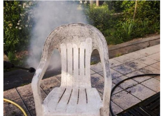 NAJLAKŠI NAČIN PRANJA BIJELIH PLASTIČNIH STOLICA: Potrebno je SAMO da pomiješate JEDAN SASTOJAK sa vodom i FLEKE NESTAJU ZAČAS