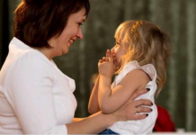 Dijete koje nije imalo dovoljno majčinske ljubavi u životu razvija 10 loših osobina, a jedna je najgora