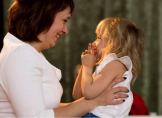 Dijete koje nije imalo dovoljno majčinske ljubavi u životu razvija 10 loših osobina, a jedna je najgora
